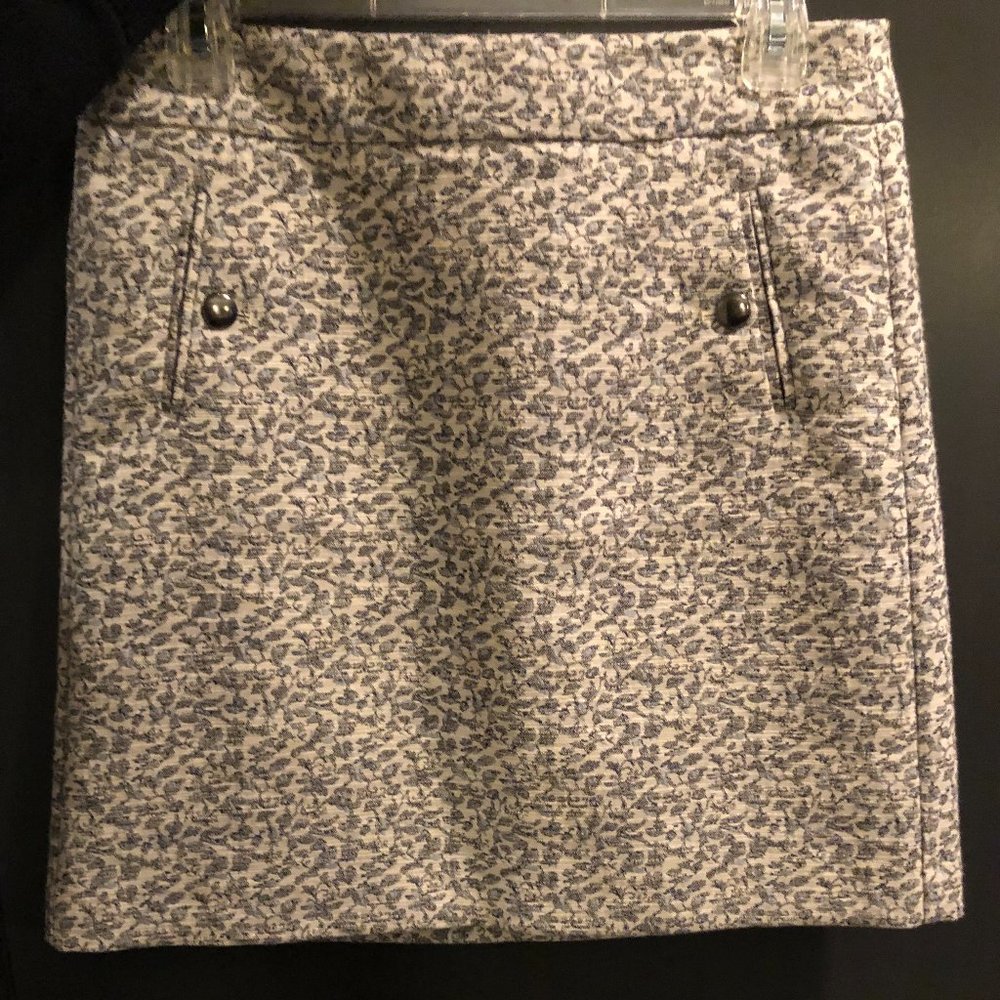 Loft size 2 skirt in cream, blue, and black small print